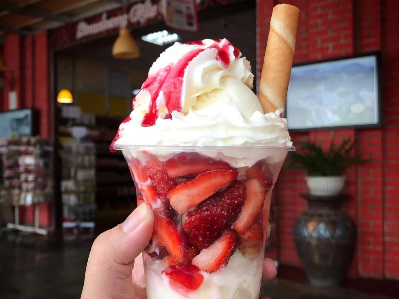 A delicious fresh strawberry sundae at Big Red Strawberry Farm, a delightful local treat you can enjoy at your own pace during your flexible Cameron Highlands day trip.