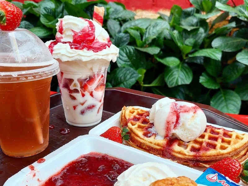 Mouth-watering strawberry waffles and ice cream desserts at Big Red Strawberry Farm, a sweet treat your family can savor at your own pace during your Cameron Highlands day trip.