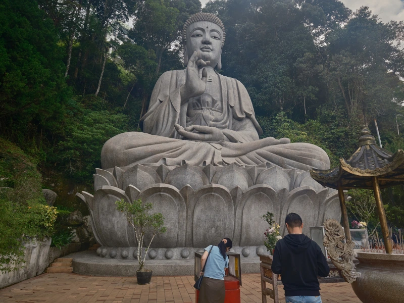 The magnificent giant sitting Buddha statue at Chin Swee Caves Temple, a serene cultural landmark you can easily reach door-to-door on your Genting Highlands day trip private car.