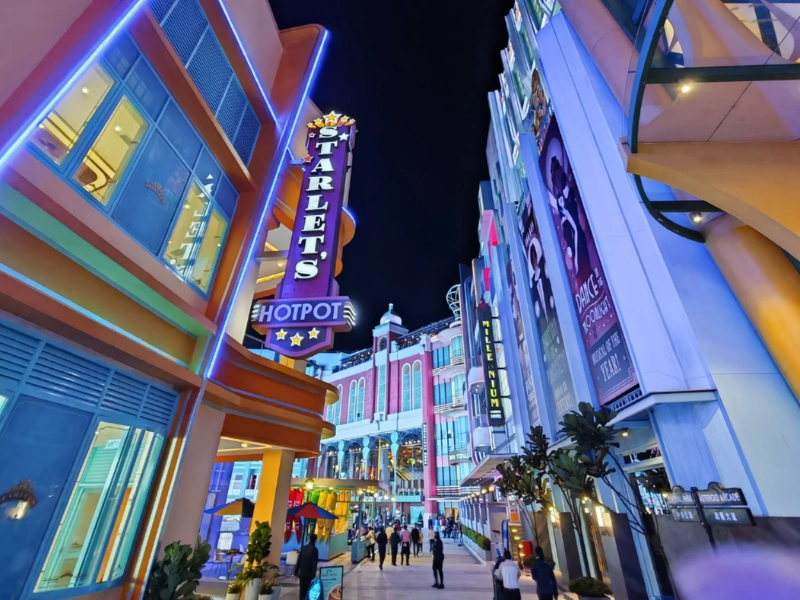 Vibrant neon lights and dining at Gohtong Way in Genting Highlands, a lively nightlife spot best enjoyed with a flexible Genting Highlands day trip private car for a safe night return.