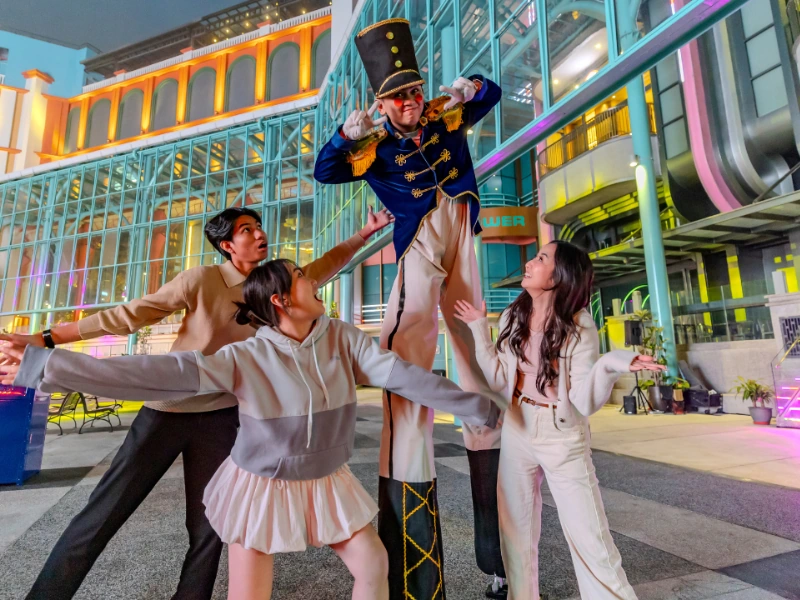 Street performers entertaining visitors at Gohtong Way, Genting Highlands, a vibrant social hub easily visited on your Genting Highlands day trip private car.