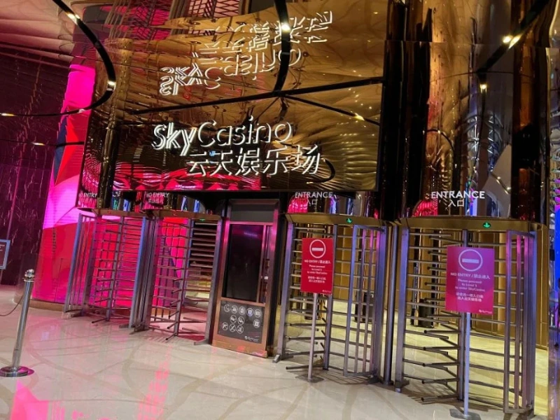 The luxurious entrance of SkyCasino at Genting Highlands, the largest casino in Malaysia easily accessible 24/7 via your Genting Highlands day trip private car.