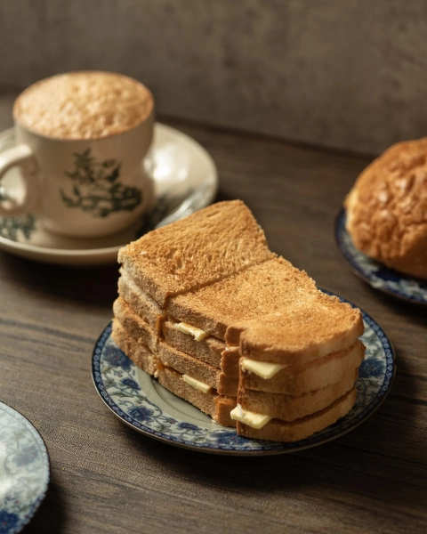 A cup of authentic Ipoh white coffee, a famous local drink you can savor without rushing or parking stress during your Ipoh day trip.