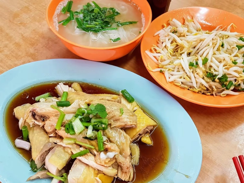 Authentic Ipoh bean sprout chicken, a famous local delicacy you can enjoy with hassle-free restaurant drop-offs during your Ipoh day trip.