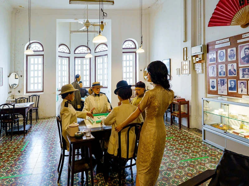 Lifelike dioramas recreating the lifestyle of Hakka tin miners at Han Chin Pet Soo, a fascinating heritage site you can visit seamlessly with our punctual private transfer on your Ipoh day trip.