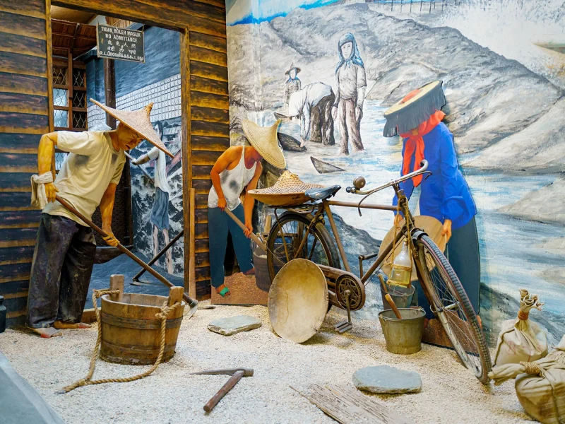 Lifelike diorama of Hakka tin miners at Han Chin Pet Soo museum, an immersive historical site you can visit effortlessly with our private transfer on your Ipoh day trip.