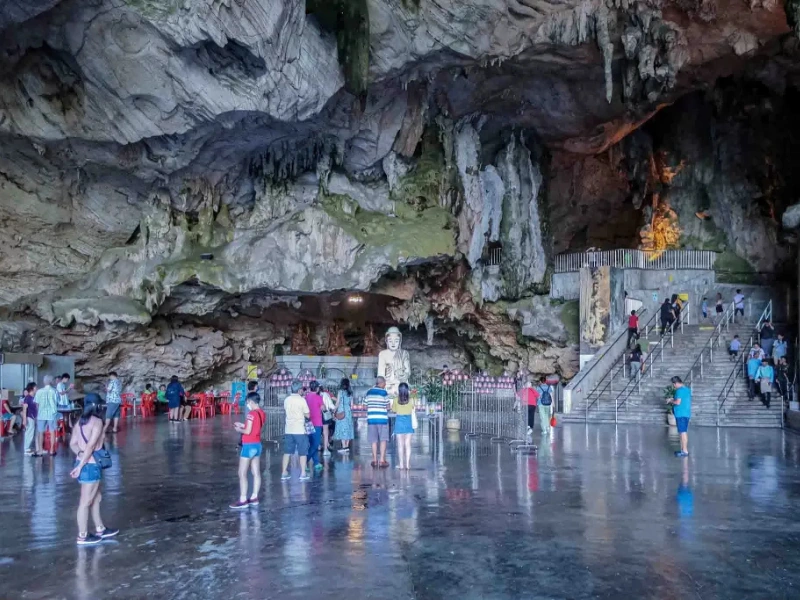 The serene Buddhist altar and limestone formations inside Kek Lok Tong, a peaceful cultural stop your family can visit effortlessly on your Ipoh day trip.
