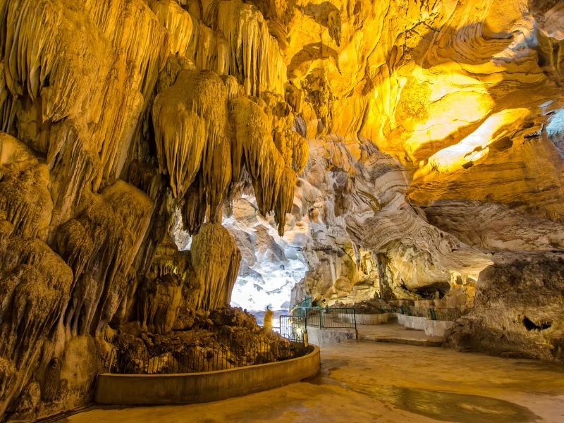Spectacular limestone stalactites inside Kek Lok Tong Cave Temple, a breathtaking natural wonder you can admire at your own pace during your Ipoh day trip.