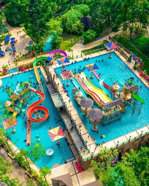 Exciting water slides at Lost World of Tambun, a fun family theme park you can fully enjoy before resting comfortably in our car on your Ipoh day trip.