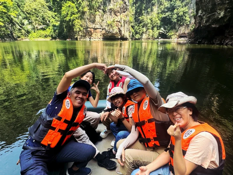 The beautiful green lake and viewing platform at Tasik Cermin, a breathtaking nature escape you can photograph without rushing on your Ipoh day trip.