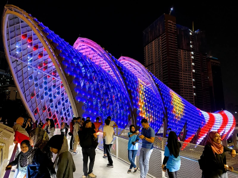 The spectacular illuminated LED architecture of the Saloma Link bridge at night, a dazzling photo stop to safely enjoy on your Kuala Lumpur day trip private car tour.