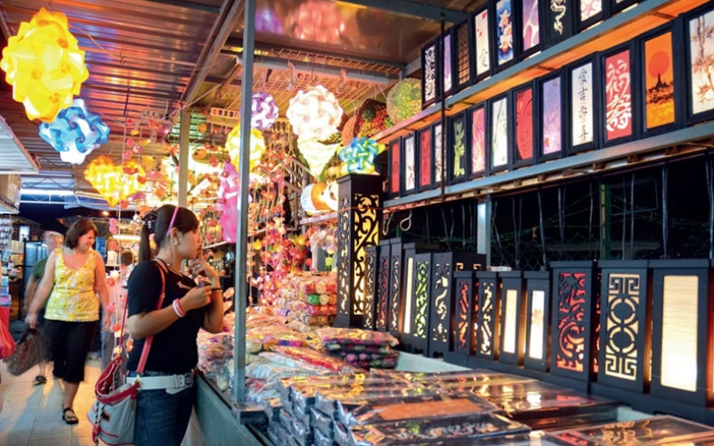 The bustling Batu Ferringhi Night Market with colorful souvenirs, a fun shopping experience made easy with a guaranteed safe ride back on your Penang Day Trip private car.