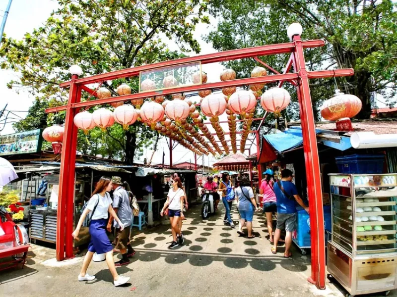 Traditional wooden stilt houses at Chew Jetty, a historic water village you can comfortably visit with our seamless door-to-door transfer on your Penang Day Trip.