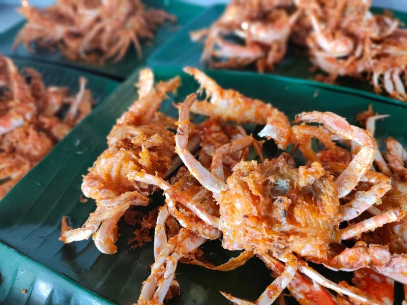 Crispy fried baby crabs at the famous Halal-certified Abah Ikan Bakar, a delicious local food spot recommended by our experienced drivers on your Sekinchan day trip private car tour.
