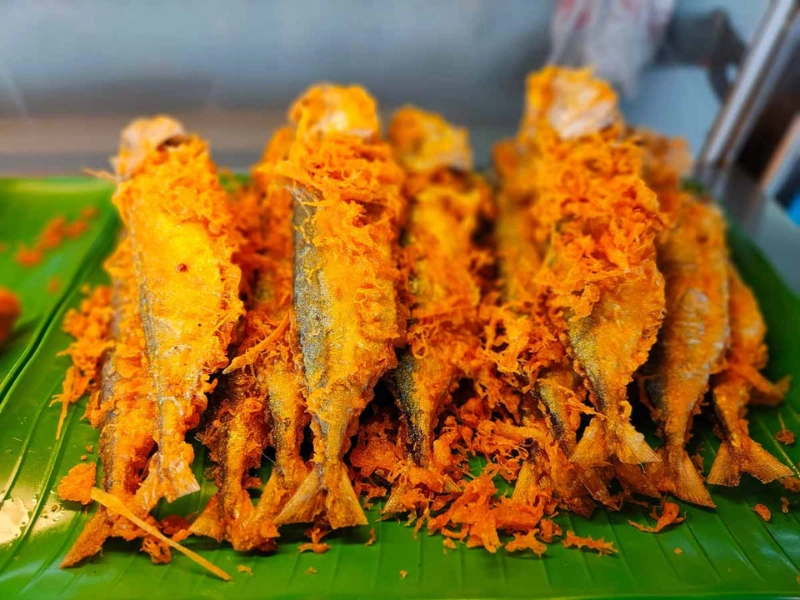 A mouth-watering seafood feast at Restoran Abah Ikan Bakar, easily enjoyed late into the evening thanks to the 100% flexible itinerary of your Sekinchan day trip private car.