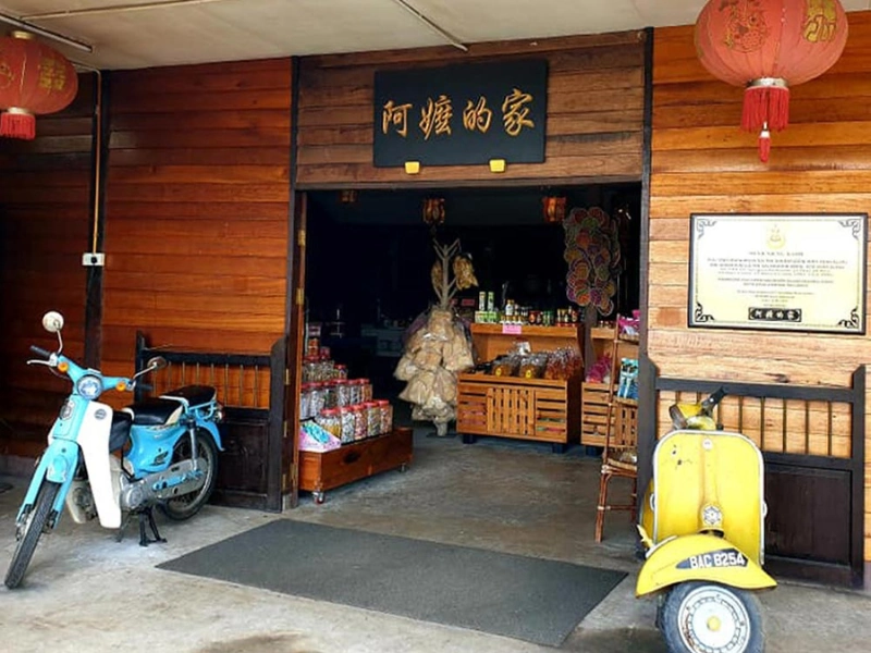 Live demonstration of traditional charcoal-baked Kuih Kapit at Ah Ma House, a delicious cultural stop perfectly suited for your flexible Sekinchan day trip private car itinerary.