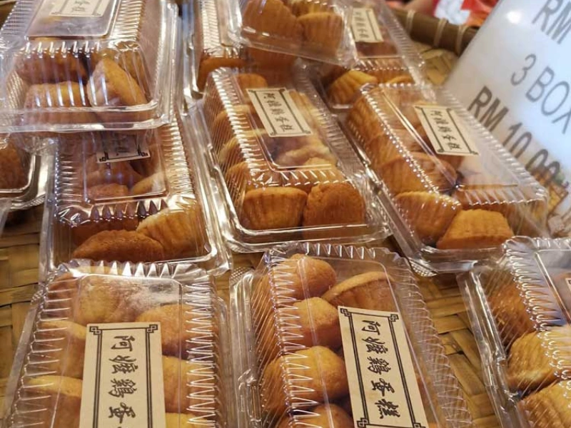 Freshly baked traditional Kuih Bahulu at Ah Ma House, a delicate local snack kept perfectly safe and fresh with the door-to-door convenience of your Sekinchan day trip private car.